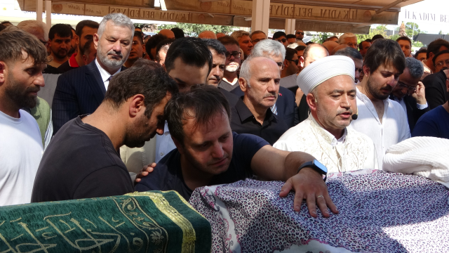 Kızılırmak'a uçan araçta can veren anne ve oğlu son yolculuklarına uğurlandı