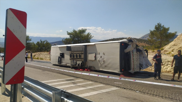 Tırla otobüs birbirine girdi! Ölü ve yaralılar var