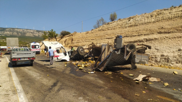 Tırla otobüs birbirine girdi! Ölü ve yaralılar var