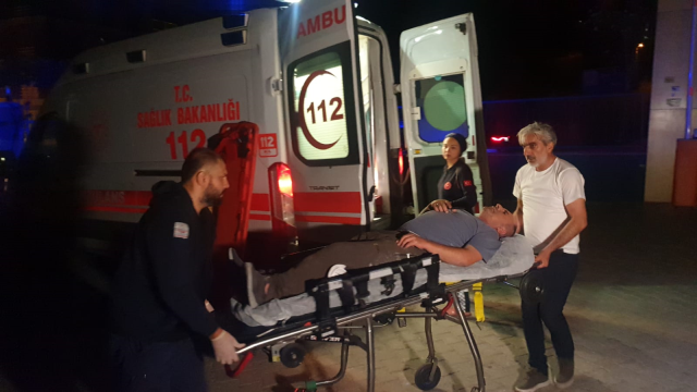 Çatıya çıkan komşu kızını kurtarmak isteyen 2 kişi düştü