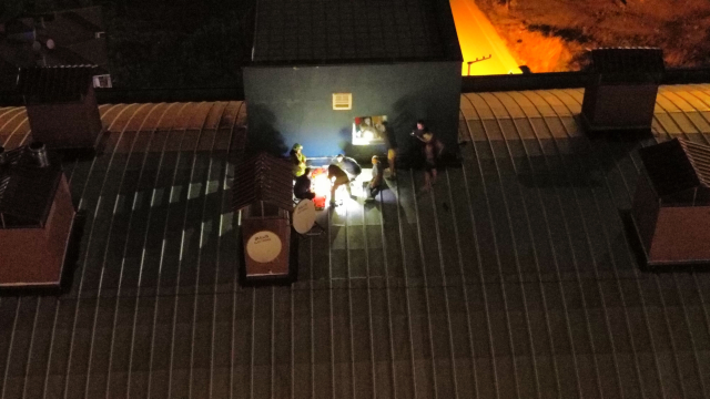 Çatıya çıkan komşu kızını kurtarmak isteyen 2 kişi düştü