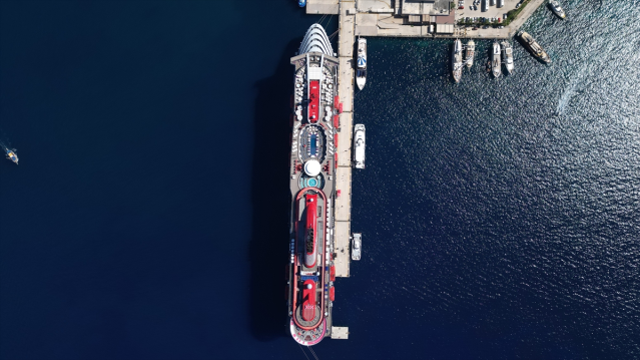 Dev gemi Bodrum'a demir attı, yüzlerce turist sel oldu ilçeye aktı