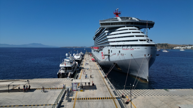 Dev gemi Bodrum'a demir attı, yüzlerce turist sel oldu ilçeye aktı