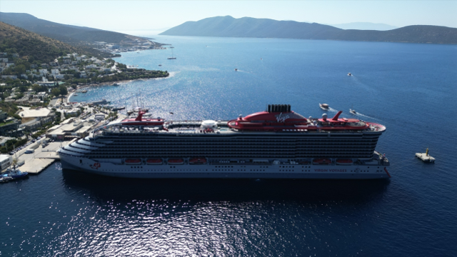 Dev gemi Bodrum'a demir attı, yüzlerce turist sel oldu ilçeye aktı