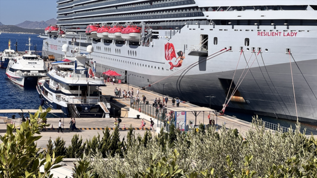 Dev gemi Bodrum'a demir attı, yüzlerce turist sel oldu ilçeye aktı