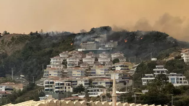 Antalya'da orman yangını; 2 otel tahliye edildi
