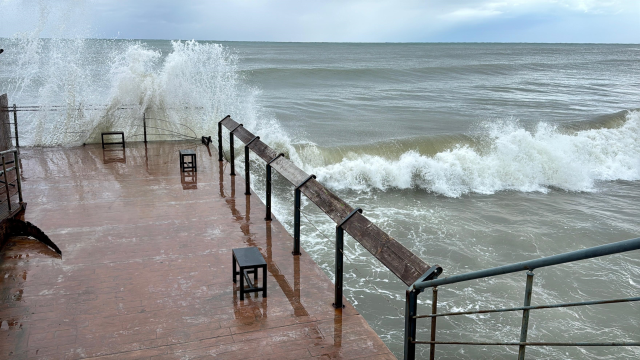 Uzmanlardan uyarı üstüne uyarı geldi! Şehirde dalga boyu 5 metreyi buldu