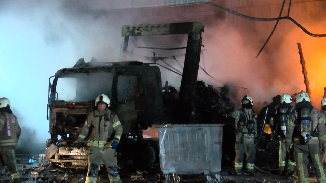 Başakşehir'de sanayi sitesinde yangın! Çok sayıda ekip sevk edildi