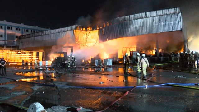 Başakşehir'de sanayi sitesinde yangın! Çok sayıda ekip sevk edildi