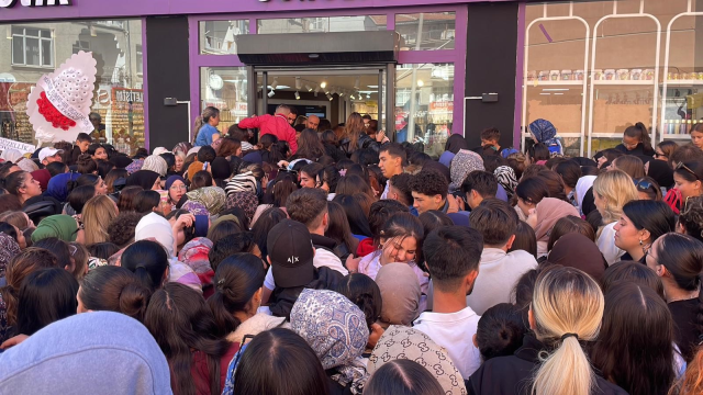 Mağaza açılışında kadınlar birbirini ezdi! Polis ezilme tehlikesi yaşadı