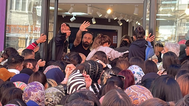 Mağaza açılışında kadınlar birbirini ezdi! Polis ezilme tehlikesi yaşadı