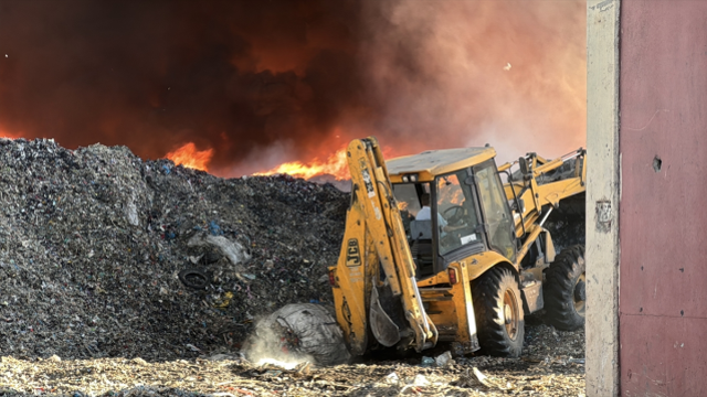 Geri dönüşüm fabrikasında yangın! Alevler çevredeki fabrikaları da tehdit ediyor