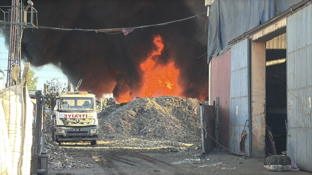 Geri dönüşüm fabrikasında yangın! Alevler çevredeki fabrikaları da tehdit ediyor