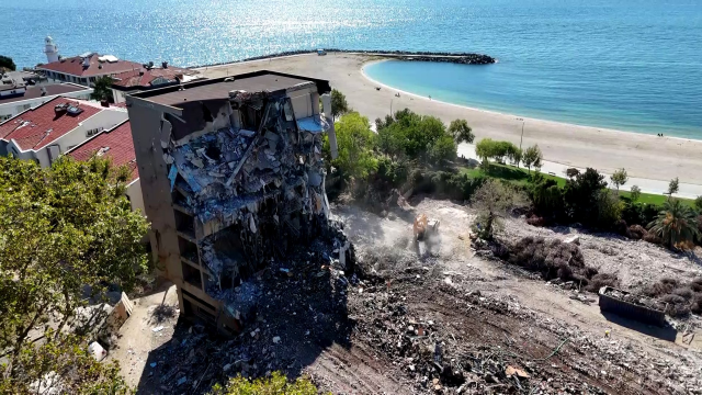 İstanbul'un ikonik oteli, 66 yıllık serüvenin ardından yıkıldı! Ünlü siyasetçi burada evlenmişti