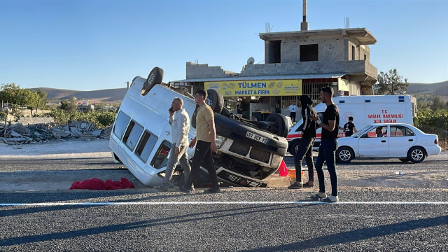 Şanlıurfa'da tütün işçilerini taşıyan minibüs devrildi: 20 yaralı