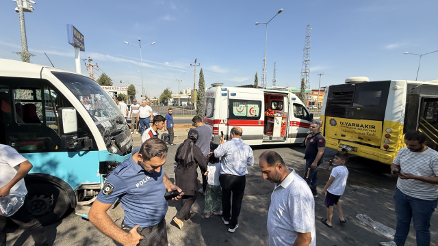 Freni patlayan otobüs durakta bekleyen otobüse çarptı: Çok sayıda yaralı var