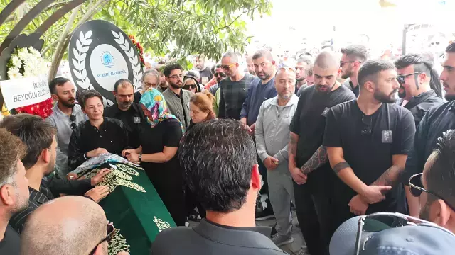 Cenazeye gönderilen çelenkler