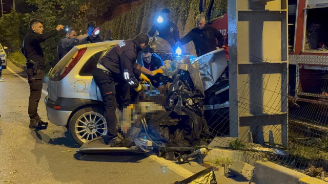 Üst geçide çarpan otomobil ortadan ikiye katlandı: 2 kişi can verdi