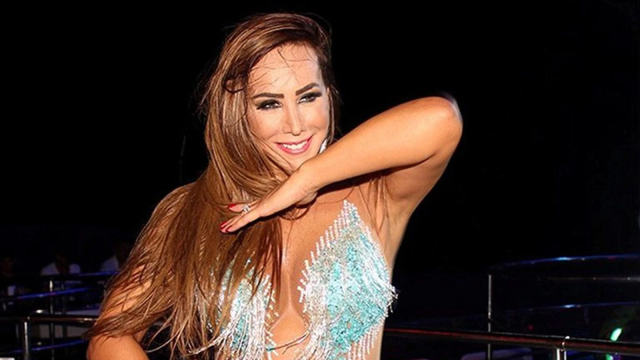 Sahne açılışında bornozlu performans