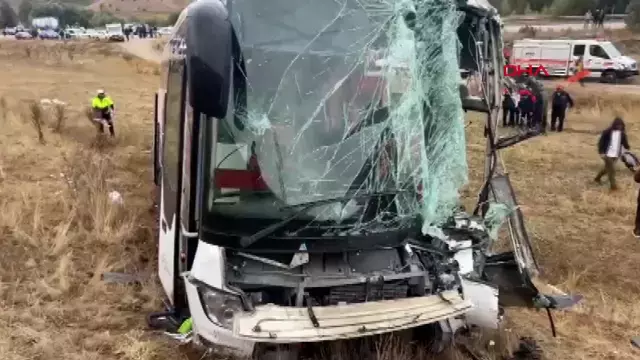 Sivas'ta tır ile yolcu otobüsü çarpıştı! Çok sayıda yaralı var