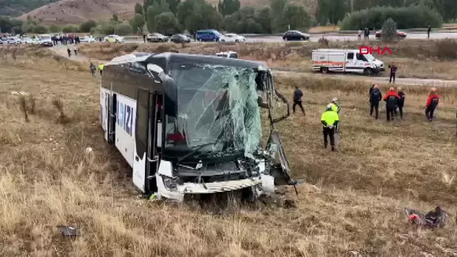 Sivas'ta tır ile yolcu otobüsü çarpıştı! Çok sayıda yaralı var