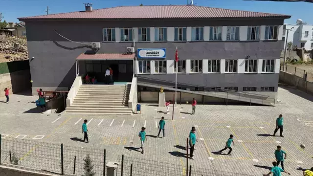 Bu köyün tamamı aynı soyadı taşıyor, kimse ismiyle anılmıyor
