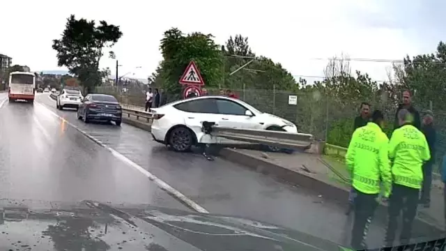 Böyle kaza görülmedi! Bariyer Tesla'yı delip geçti