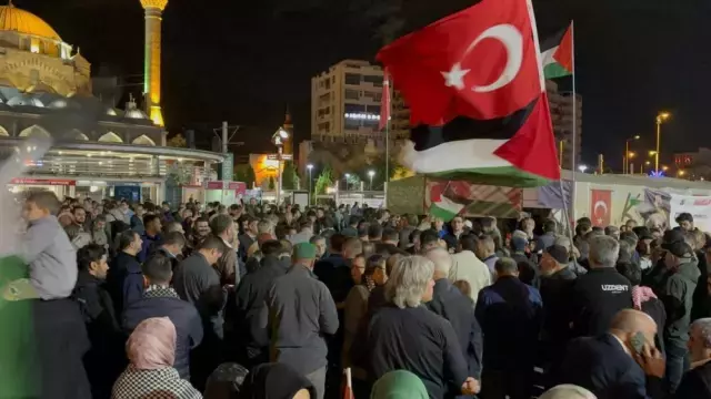 Kayseri'de Cumhuriyet Meydanı'nda düzenlenen Sumud Filosu'na destek eylemi