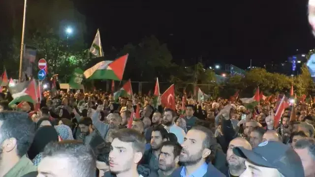 İstanbul'da İsrail ve ABD temsilcilikleri önünde yapılan protestolardan bir kare