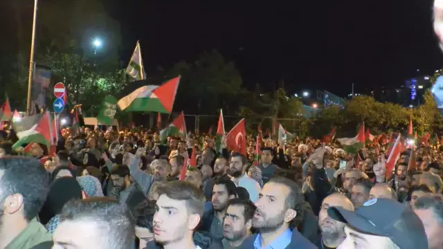Konsolosluk önünde slogan atan göstericiler