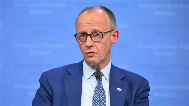 Friedrich Merz açıklama yaparken