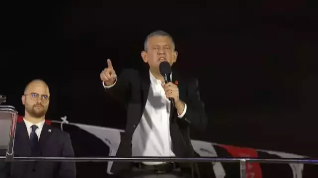 CHP lideri mitingde konuşuyor