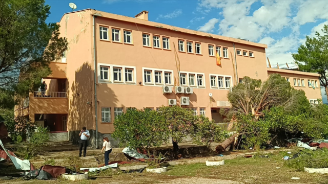 Öğrenciler dersteyken okulun çatısı uçtu! Eğitime 2 gün ara verildi