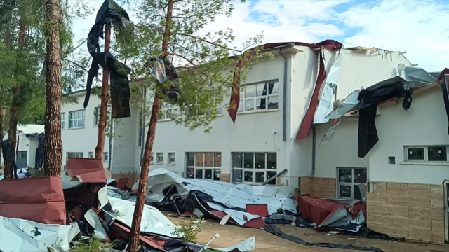 Öğrenciler dersteyken okulun çatısı uçtu! Eğitime 2 gün ara verildi