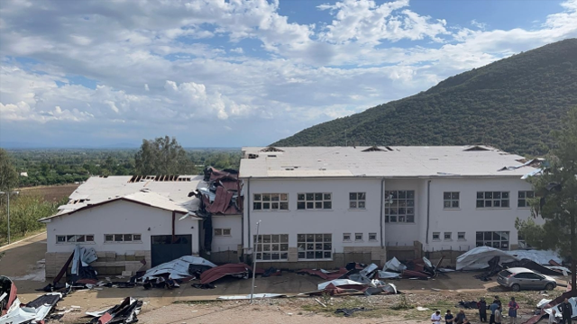 Öğrenciler dersteyken okulun çatısı uçtu! Eğitime 2 gün ara verildi