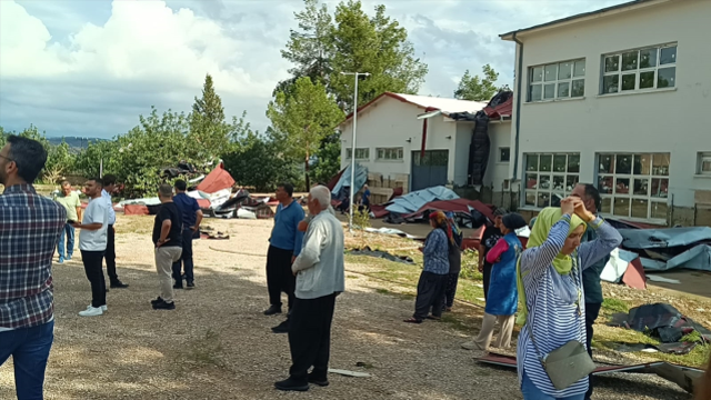 Öğrenciler dersteyken okulun çatısı uçtu! Eğitime 2 gün ara verildi