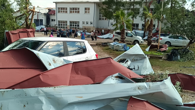 Öğrenciler dersteyken okulun çatısı uçtu! Eğitime 2 gün ara verildi