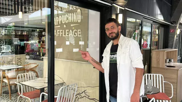 Geri dönerken cam kapıya çarpan görevli yerde