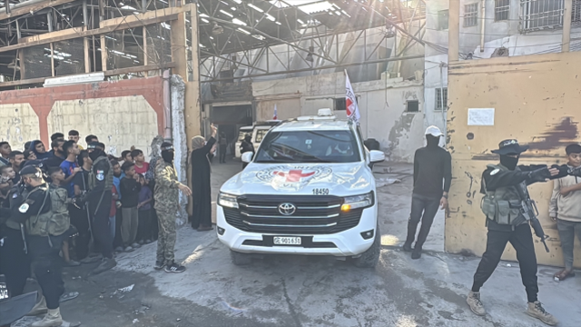 Gazze'de tarihi görüntüler! Hamas, 2. grup rehineleri teslim etti