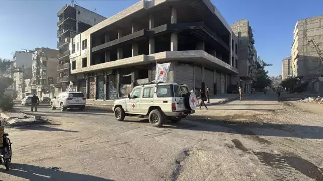 İnsani yardım tırlarının Gazze'ye giriş anı