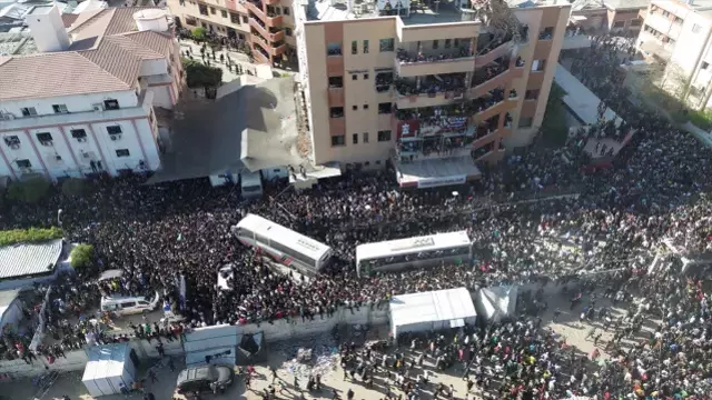 Sınır bölgesinde esirleri karşılayan kalabalık