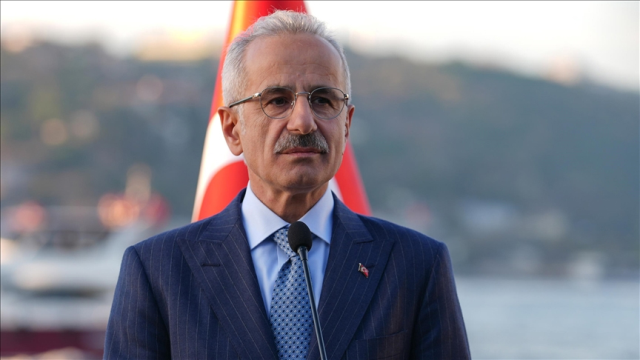 Ulaştırma ve Altyapı Bakanı Abdulkadir Uraloğlu. Ulaştırma ve Altyapı Bakanı Abdulkadir Uraloğlu.