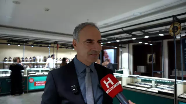 Barok Kuyumculuk CEO'su Corç Akdoğan açıklama yaparken