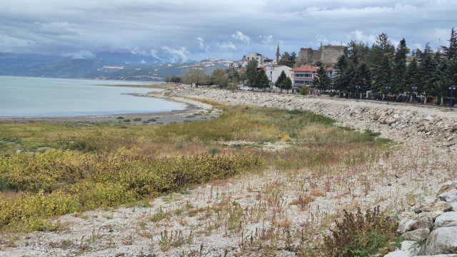 Böylesi ilk defa görülüyor! Göl ikiye bölündü