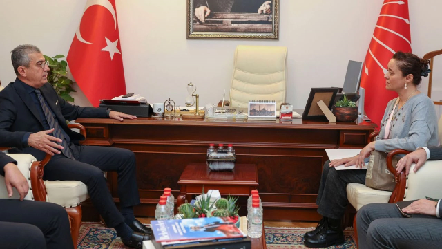 Siyasi partileri ziyaret eden Yasemin Minguzzi DEM Parti'yi es geçti
