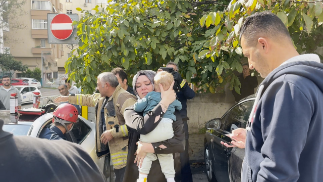 2 yaşındaki çocuk arabanın içinde mahsur kaldı