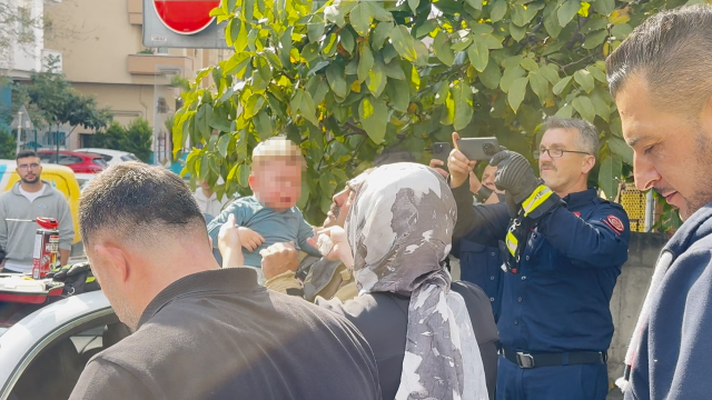 2 yaşındaki çocuk arabanın içinde mahsur kaldı
