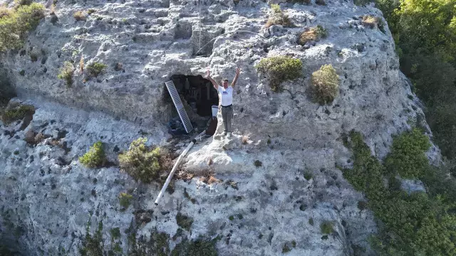 Mağarada yaşamaya başlayan adamın görüntüsü