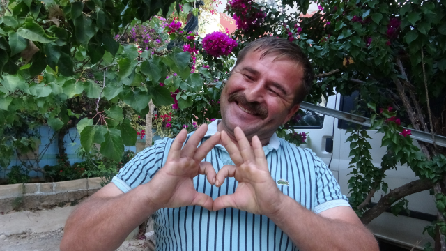 Antalya Havalimanı'ndaki Sempatik İşçi Viral Oldu