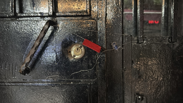 Korku evi çalışanı genç kadına kabusu yaşattı! Yere yatırıp elektroşok uyguladı